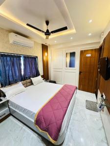 Vedika resort loadging and boarding客房内的一张或多张床位