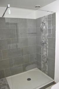 ein Badezimmer mit Dusche mit Glastür in der Unterkunft Charmante maison centre historique d'Arles in Arles