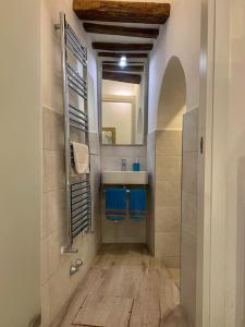 un baño con lavabo y espejo en Tolletta 10eLode, en Arezzo 55 fotos más