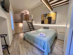una pequeña habitación con una cama y una escalera en Tolletta 10eLode, en Arezzo