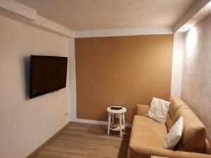 a living room with a couch and a flat screen tv at Ferienunterkunft in Fuldabrück