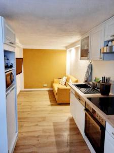 een kleine keuken met een bank in een kamer bij Ferienunterkunft in Fuldabrück