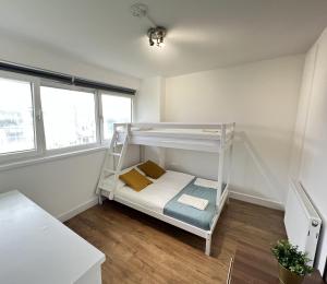 Una pequeña habitación con una litera. en London Rooms King's Cross, en Londres 9 fotos más