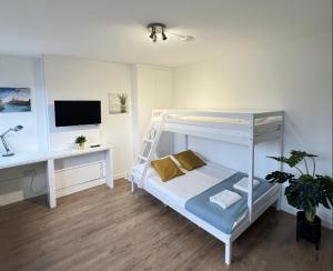 Un dormitorio con una litera y un escritorio. en London Rooms King's Cross, en Londres