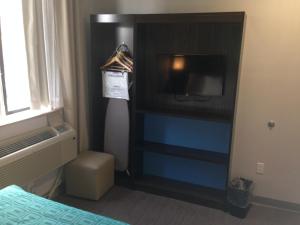 Postel nebo postele na pokoji v ubytování Rockaway Hotel