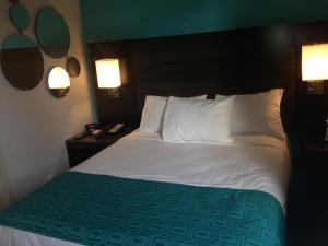 Postel nebo postele na pokoji v ubytování Rockaway Hotel