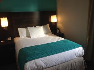 Postel nebo postele na pokoji v ubytování Rockaway Hotel