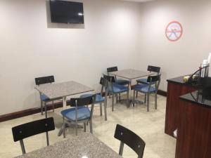 TV a/nebo společenská místnost v ubytování Rockaway Hotel