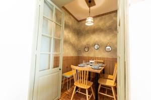 a small dining room with a table and chairs at Habita Sucre in Sucre