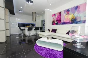 ein Wohnzimmer mit einem weißen Sofa und einem lila Teppich in der Unterkunft La Vela Luxury in Trogir