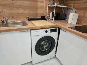 リュエイユ・マルメゾンにあるlogement entier indépendant dans maisonのキッチン(洗濯機、シンク付) +14枚の写真