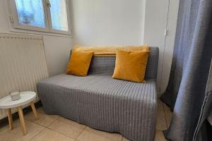リュエイユ・マルメゾンにあるlogement entier indépendant dans maisonのソファ(枕2つ付)
