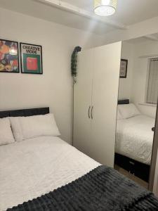 1 dormitorio con 1 cama, armario y 1 cama en Bungalow house, en Bradford