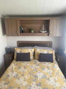 a bedroom with a bed with a yellow comforter at Casa Cayton bay in Cayton
