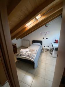 a bedroom with a bed and a table in a room at La Casa di Ciro GC & Friends in Ferno