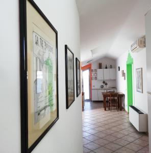 un pasillo con cuadros en la pared y un comedor en Solemare, en Montesilvano Marina