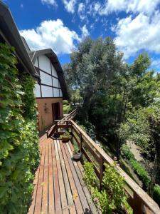 カンポス・ド・ジョルドンにあるVilla Panoramaの木造の通路
