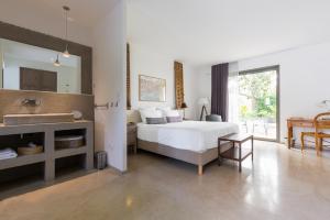a bedroom with a bed and a bathroom with a sink at Hôtel 96 in Marseille