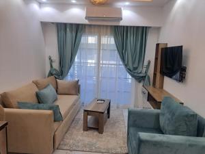 TV a/nebo společenská místnost v ubytování Juliana Beach Hurghada