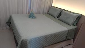 - un grand lit dans une chambre avec un oreiller dans l'établissement Eco resort praia de carneiros, à Praia dos Carneiros 14 autres photos