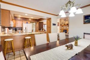 Kuchyň nebo kuchyňský kout v ubytování Hot Tub and Creek Gatlinburg Group Getaway!