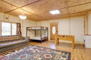 Postel nebo postele na pokoji v ubytování Hot Tub and Creek Gatlinburg Group Getaway!