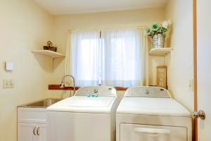 Fotografie z fotogalerie ubytování Hot Tub and Creek Gatlinburg Group Getaway! v destinaci Gatlinburg + 37 fotografií