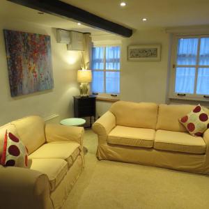 ein Wohnzimmer mit zwei Sofas und einem Tisch in der Unterkunft Frog Palace in Topsham + 20 Fotos