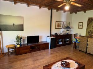 A television and/or entertainment centre at Casa Bimba