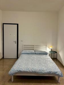 een slaapkamer met een bed en een witte deur bij Monolocale 1 in Turijn