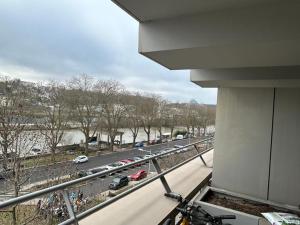 Blick auf eine Autobahn vom Balkon eines Gebäudes in der Unterkunft Spacious flat ideal for working or events in Boulogne-Billancourt