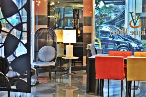 un restaurante con sillas y una mesa en un edificio en SV Bussiness Hotel Taksim, en Estambul