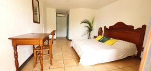 Letto o letti in una camera di Appartement T2 lumineux, confortable et spacieux à Saint-Anne proche piscine et plage de l'Anse Caritan