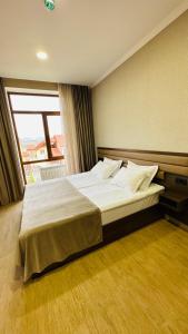 Marrone Hotel Tsaghkadzor客房内的一张或多张床位