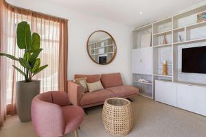 un salon avec un canapé et une télévision dans l'établissement Seaview Caribe with fantastic sea views and close to the best restaurants, à Kralendijk