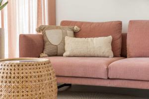 - un canapé avec des oreillers et une table dans le salon dans l'établissement Seaview Caribe with fantastic sea views and close to the best restaurants, à Kralendijk 35 autres photos