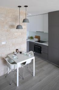 Η κουζίνα ή μικρή κουζίνα στο Beachfront deluxe apartment