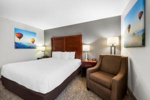 Clarion Pointe Apex - Holly Springs客房内的一张或多张床位