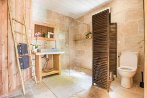 Phòng tắm tại Superbe villa secteur calme avec piscine chauffée +17 ảnh