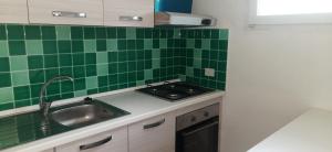 Η κουζίνα ή μικρή κουζίνα στο casa vacanza le bleu et le vert a 180 mt dal mare