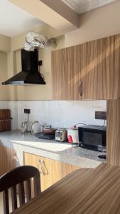House of Forrest, Service Apartments的厨房或小厨房