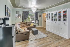 - un salon avec un canapé et un réfrigérateur dans l'établissement Near Parks and Hiking Tremonton Home with Yard, à Tremonton