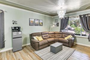 un salon avec un canapé et une table dans l'établissement Near Parks and Hiking Tremonton Home with Yard, à Tremonton