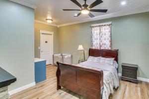 une chambre avec un lit et un ventilateur de plafond dans l'établissement Near Parks and Hiking Tremonton Home with Yard, à Tremonton