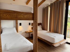 Alpeta Agrotourism & Winery - Roshnik , Berat客房内的一张或多张床位