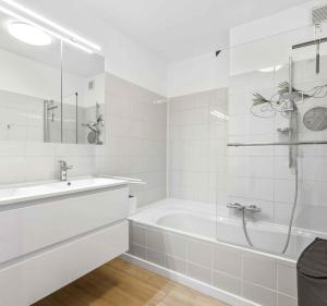 コクセッドにあるCadiz penthouse - uniek 5 sterren appartement met grote terrassen en fantastisch zeezichtの浴槽と洗面台のある白いバスルーム +38枚の写真