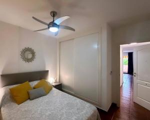 ein Schlafzimmer mit einem Bett mit Deckenventilator in der Unterkunft Indalia Natura, apartamento nudista en Vera playa in Vera + 19 Fotos