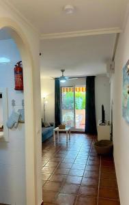 ein Wohnzimmer mit Sofa und Tisch in der Unterkunft Indalia Natura, apartamento nudista en Vera playa in Vera