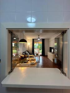 ein Blick auf ein Wohnzimmer aus dem Inneren eines Hauses in der Unterkunft Indalia Natura, apartamento nudista en Vera playa in Vera