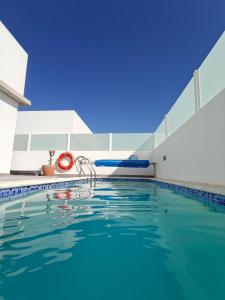 - une piscine dans un bâtiment doté de plafonds bleus dans l'établissement Villa Marina Rubicón DeLuxe, à Playa Blanca